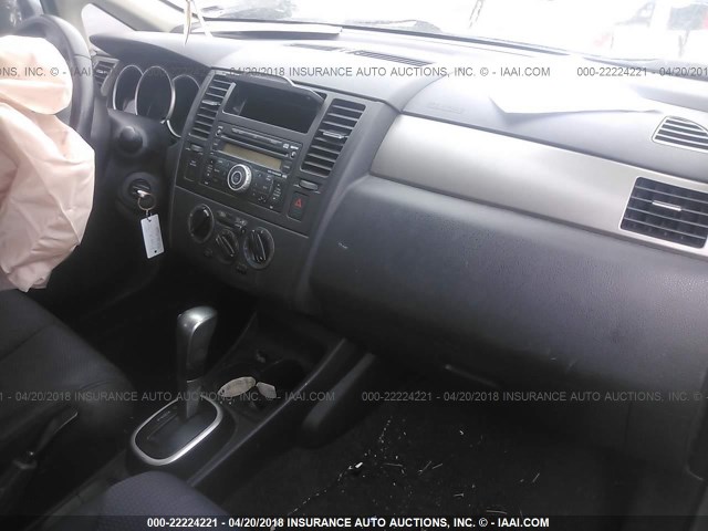 3N1BC13E29L420228 - 2009 NISSAN VERSA S/SL GRAY photo 5