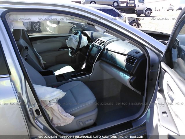 4T1BF1FK9HU617466 - 2017 TOYOTA CAMRY LE/XLE/SE/XSE SILVER photo 5