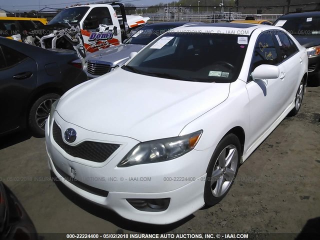 4T1BF3EK4BU694721 - 2011 TOYOTA CAMRY SE/LE/XLE WHITE photo 2