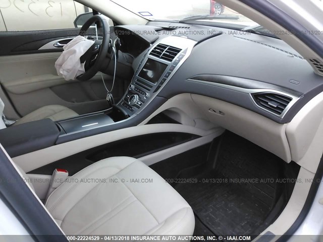 3LN6L5E91HR634303 - 2017 LINCOLN MKZ RESERVE თეთრი ფოტო 5