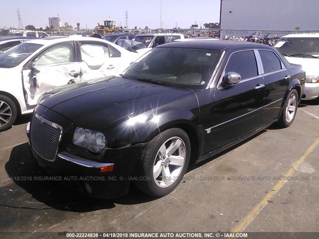 2C3JA63H85H615733 - 2005 CHRYSLER 300C შავი ფოტო 2