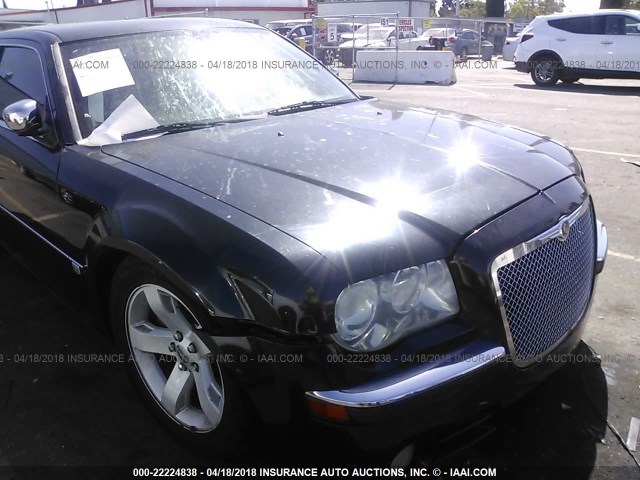 2C3JA63H85H615733 - 2005 CHRYSLER 300C შავი ფოტო 6