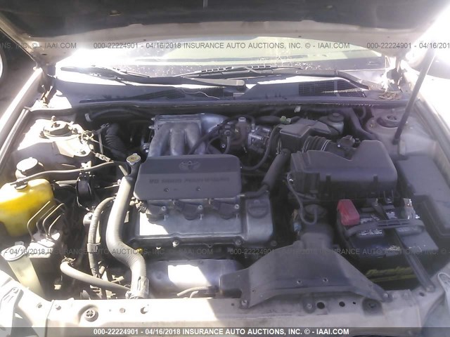 JTDBF30K320015167 - 2002 TOYOTA CAMRY LE/XLE/SE ოქროსფერი ფოტო 10