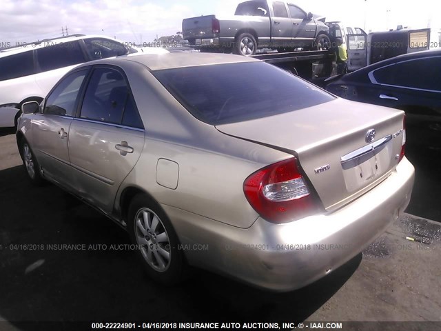 JTDBF30K320015167 - 2002 TOYOTA CAMRY LE/XLE/SE ოქროსფერი ფოტო 3