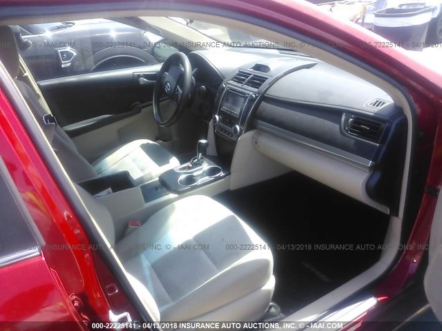 4T4BF1FK6CR182730 - 2012 TOYOTA CAMRY SE/LE/XLE RED photo 5
