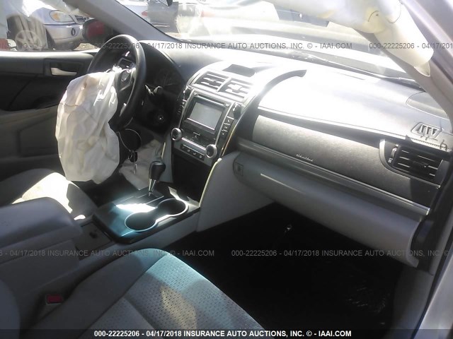 4T4BF1FK0DR281593 - 2013 TOYOTA CAMRY L/SE/LE/XLE 银色 照片 5