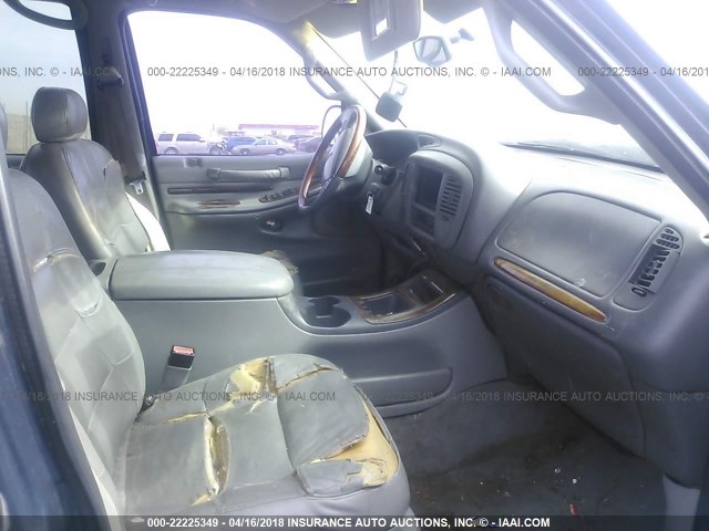 5LMFU28RX1LJ30860 - 2001 LINCOLN NAVIGATOR BLUE photo 5