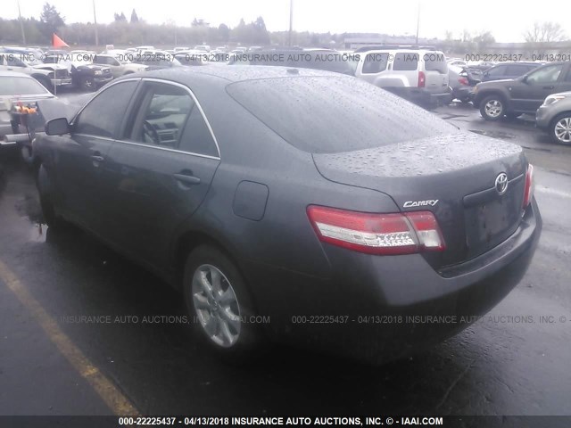 4T1BF3EK7BU192995 - 2011 TOYOTA CAMRY SE/LE/XLE GRAY photo 3