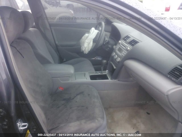 4T1BF3EK7BU192995 - 2011 TOYOTA CAMRY SE/LE/XLE GRAY photo 5