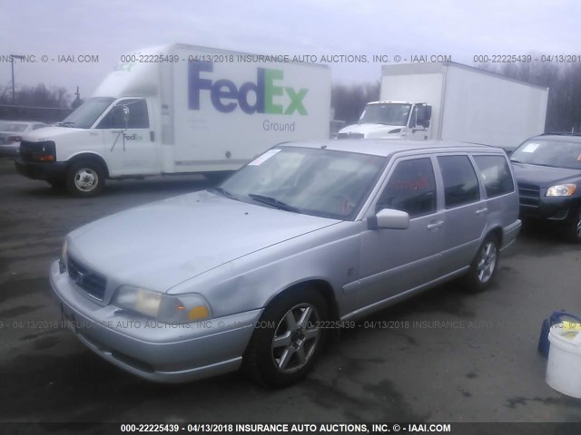 YV1LW61J7Y2709993 - 2000 VOLVO V70 SE SILVER photo 2