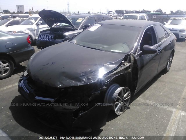 4T1BF1FK6HU405754 - 2017 TOYOTA CAMRY LE/XLE/SE/XSE შავი ფოტო 2