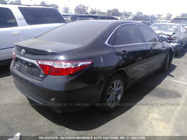 4T1BF1FK6HU405754 - 2017 TOYOTA CAMRY LE/XLE/SE/XSE შავი ფოტო 4