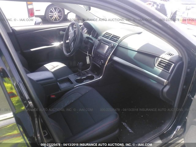 4T1BF1FK6HU405754 - 2017 TOYOTA CAMRY LE/XLE/SE/XSE შავი ფოტო 5