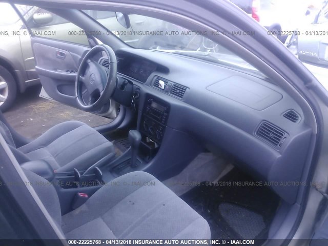 JT2BG22K8Y0432841 - 2000 TOYOTA CAMRY CE/LE/XLE 银色 照片 5