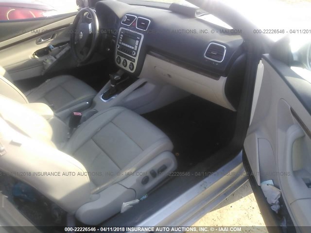 WVWFA71F88V043406 - 2008 VOLKSWAGEN EOS LUX SILVER photo 5