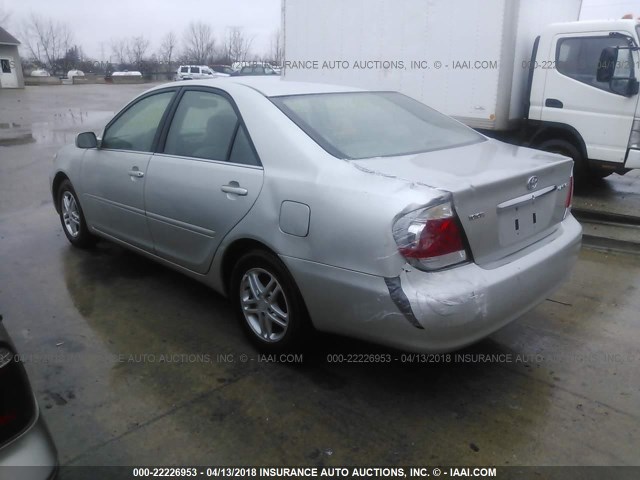 4T1BE32K03U713063 - 2003 TOYOTA CAMRY LE/XLE/SE SILVER photo 3