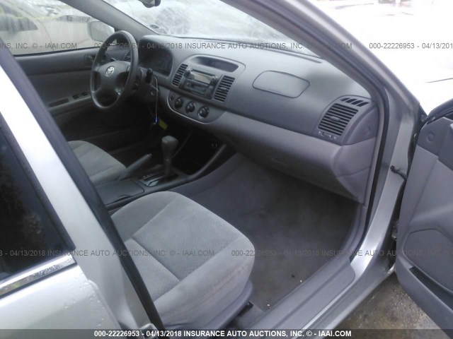 4T1BE32K03U713063 - 2003 TOYOTA CAMRY LE/XLE/SE SILVER photo 5