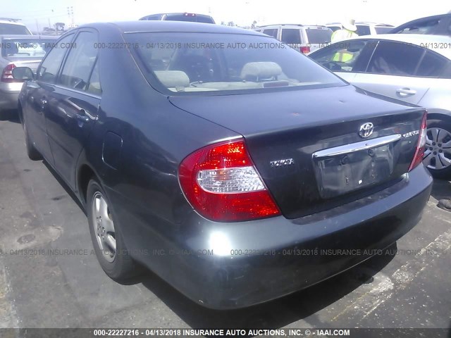 JTDBE32K930151255 - 2003 TOYOTA CAMRY LE/XLE Մոխրագույն լուսանկար 3
