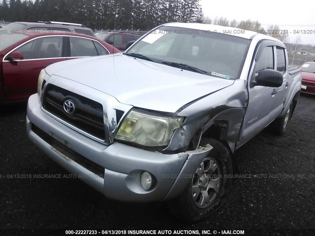 5TELU42N78Z580554 - 2008 TOYOTA TACOMA DOUBLE CAB ვერცხლისფერი ფოტო 2