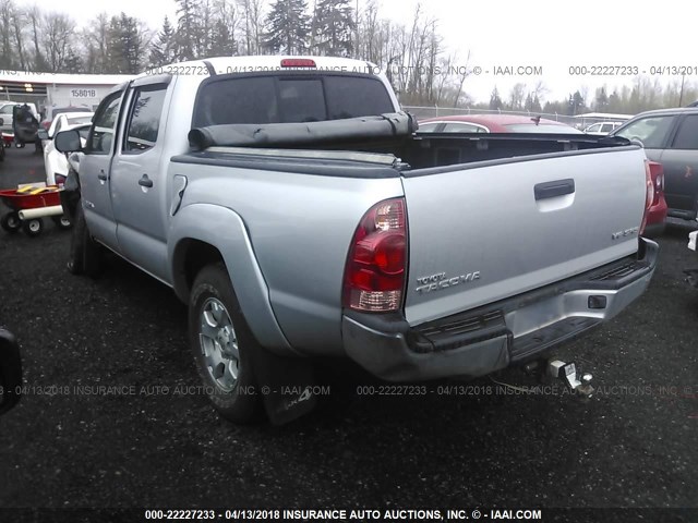 5TELU42N78Z580554 - 2008 TOYOTA TACOMA DOUBLE CAB ვერცხლისფერი ფოტო 3