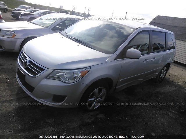 2V8HW34109R540817 - 2009 VOLKSWAGEN ROUTAN SE SILVER photo 2