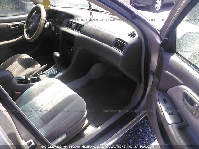 4T1BG22K6WU258017 - 1998 TOYOTA CAMRY CE/LE/XLE 灰色 照片 5