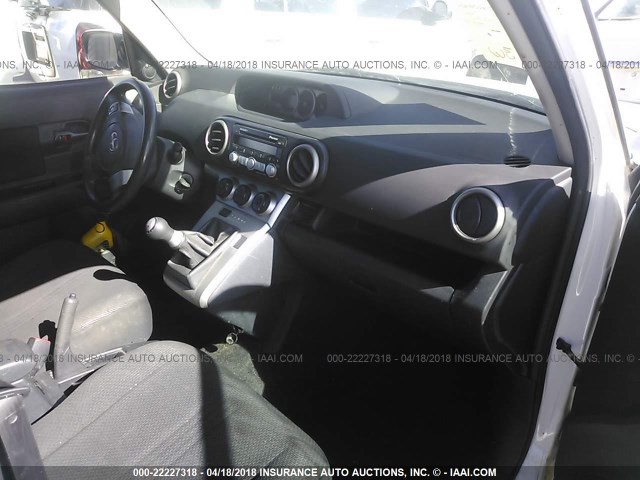 JTLKE50E591080278 - 2009 TOYOTA SCION XB WHITE photo 5