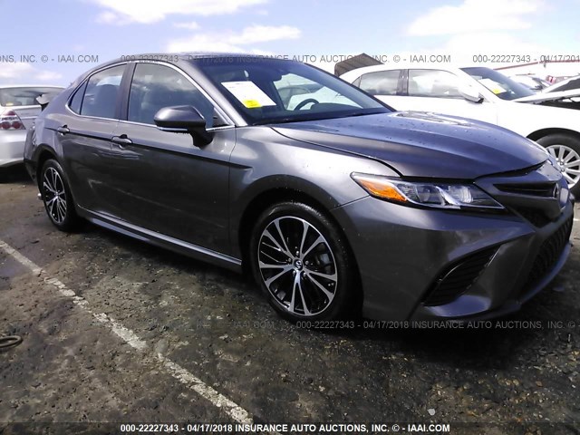 4T1B11HK7JU581214 - 2018 TOYOTA CAMRY L/LE/XLE/SE/XSE GRAY photo 1