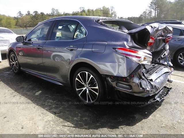 4T1B11HK7JU581214 - 2018 TOYOTA CAMRY L/LE/XLE/SE/XSE GRAY photo 3