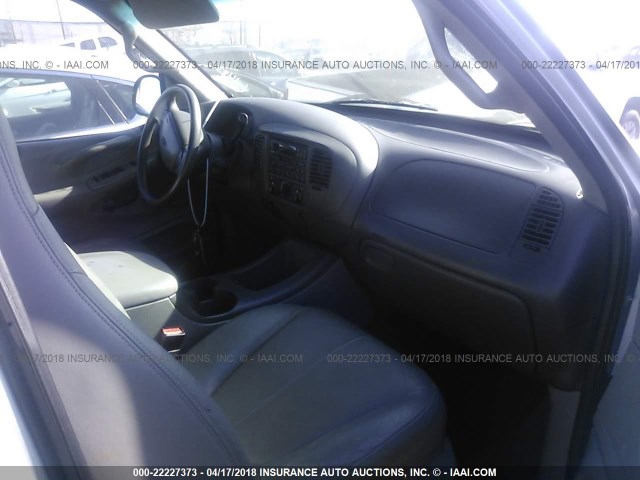 1FMRU15L92LA11483 - 2002 FORD EXPEDITION XLT 银色 照片 5