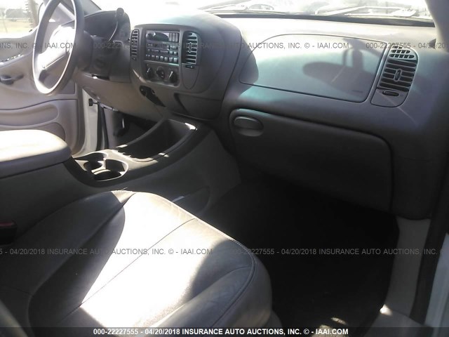 1FMRU15L51LA78340 - 2001 FORD EXPEDITION XLT თეთრი ფოტო 5