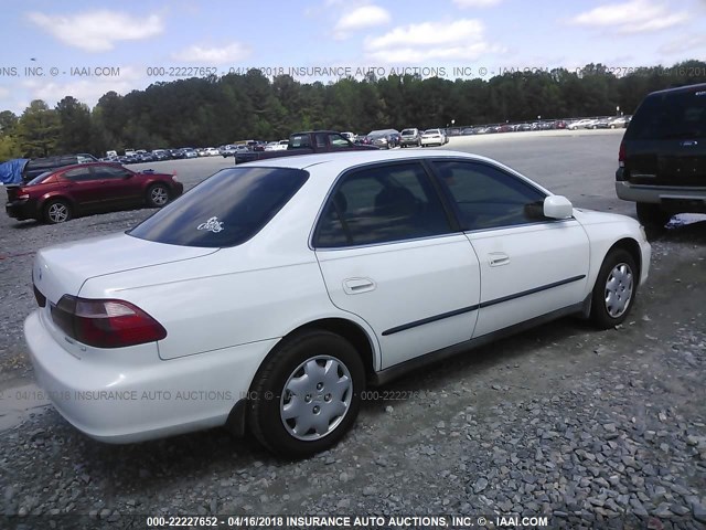 1HGCG5641YA034665 - 2000 HONDA ACCORD LX WHITE photo 4