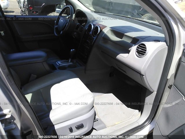 1FMDK02157GA20923 - 2007 FORD FREESTYLE SEL SILVER photo 5