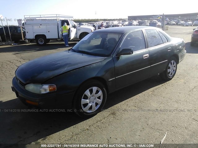 JT2BG12K1T0386319 - 1996 TOYOTA CAMRY DX/LE/XLE მწვანე ფოტო 2