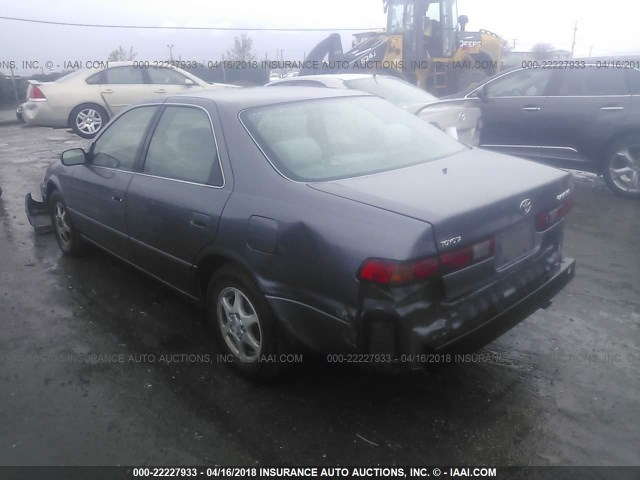 JT2BG22K3X0325324 - 1999 TOYOTA CAMRY LE/XLE GRAY photo 3