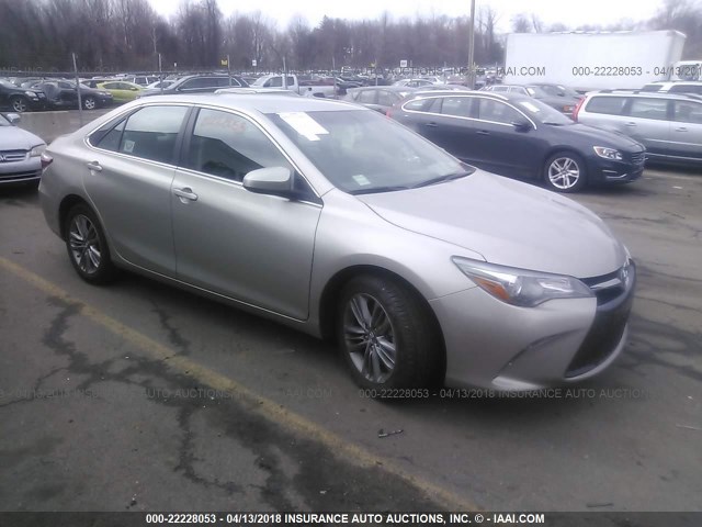 4T1BF1FK9HU349115 - 2017 TOYOTA CAMRY LE/XLE/SE/XSE ოქროსფერი ფოტო 1