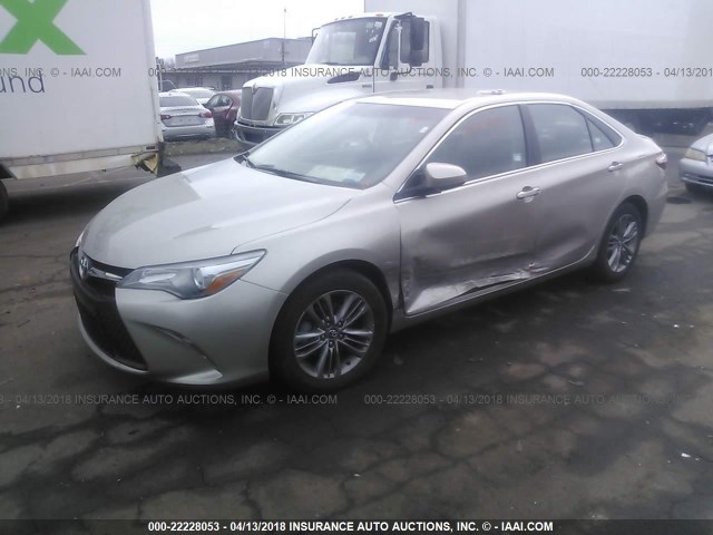 4T1BF1FK9HU349115 - 2017 TOYOTA CAMRY LE/XLE/SE/XSE ოქროსფერი ფოტო 2