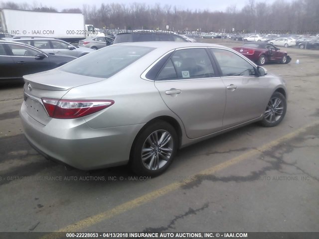 4T1BF1FK9HU349115 - 2017 TOYOTA CAMRY LE/XLE/SE/XSE ოქროსფერი ფოტო 4