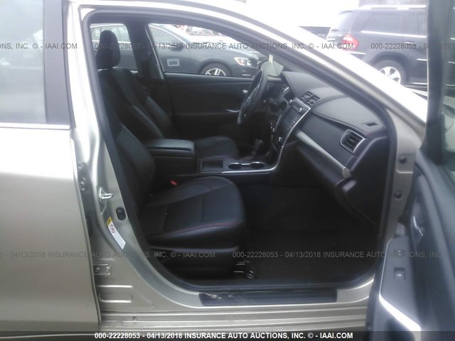 4T1BF1FK9HU349115 - 2017 TOYOTA CAMRY LE/XLE/SE/XSE ოქროსფერი ფოტო 5