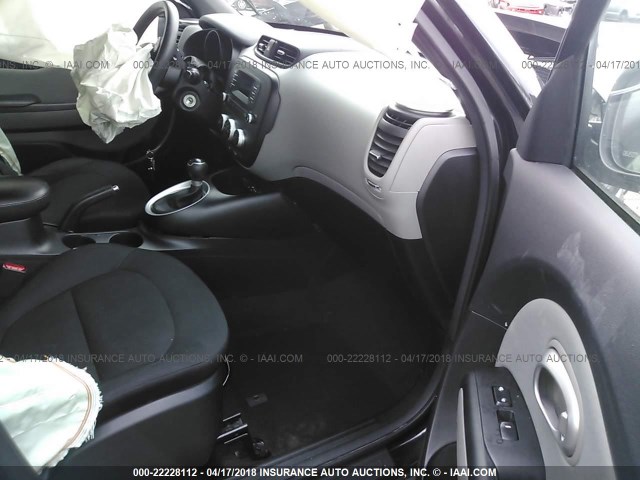 KNDJN2A26F7163124 - 2015 KIA SOUL BLACK photo 5