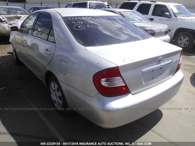 4T1BE32K92U597635 - 2002 TOYOTA CAMRY LE/XLE/SE ნაცრისფერი ფოტო 3