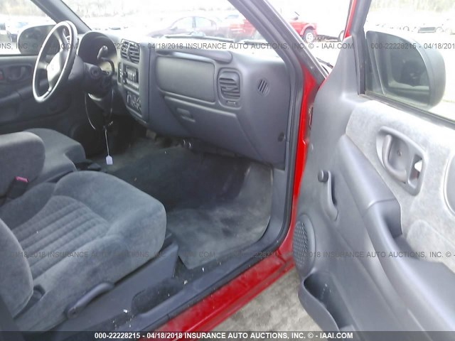 1GCCS145828121186 - 2002 CHEVROLET S TRUCK S10 RED photo 5