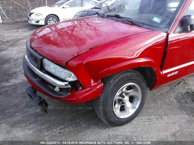 1GCCS145828121186 - 2002 CHEVROLET S TRUCK S10 RED photo 6