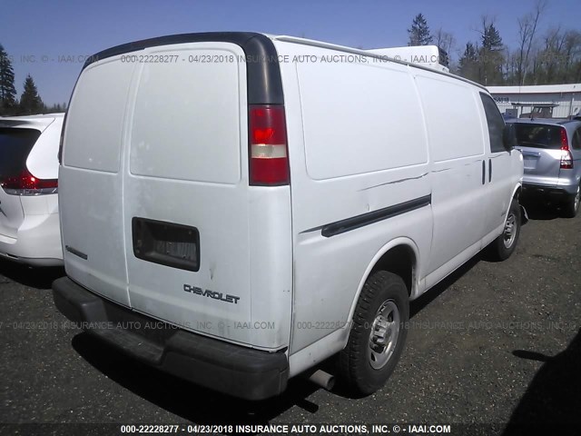 1GCGG25U851157083 - 2005 CHEVROLET EXPRESS G2500  WHITE photo 4