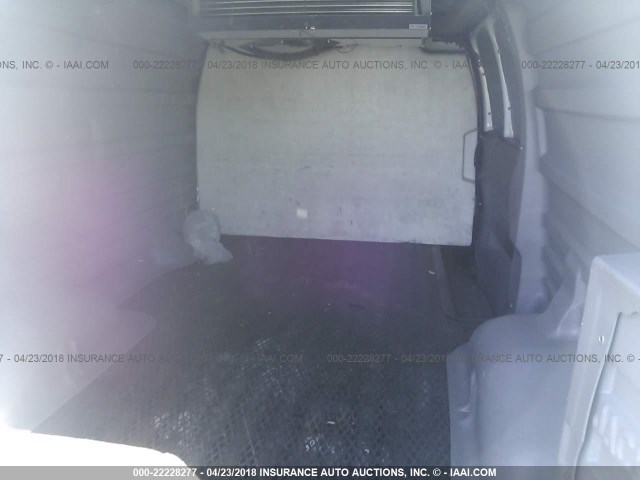 1GCGG25U851157083 - 2005 CHEVROLET EXPRESS G2500  WHITE photo 8