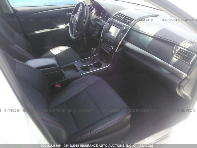 4T1BF1FKXGU187851 - 2016 TOYOTA CAMRY LE/XLE/SE/XSE WHITE photo 5