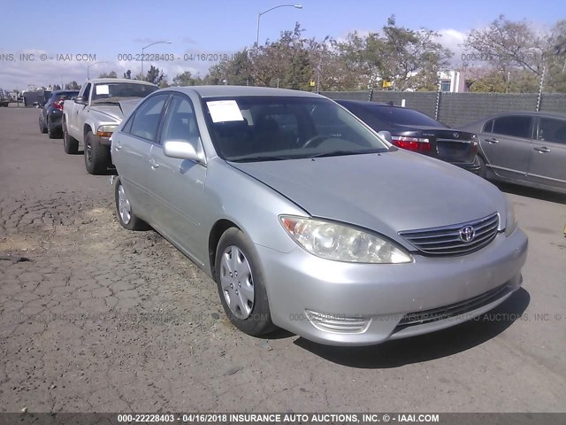 JTDBE32KX53036259 - 2005 TOYOTA CAMRY LE/XLE/SE ვერცხლისფერი ფოტო 1