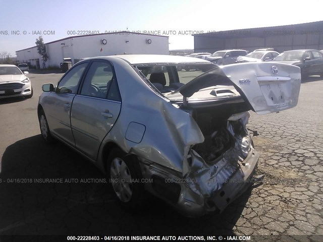 JTDBE32KX53036259 - 2005 TOYOTA CAMRY LE/XLE/SE ვერცხლისფერი ფოტო 3