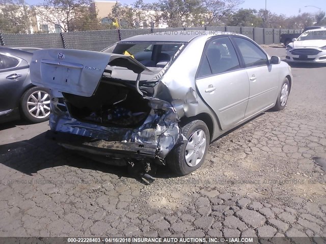 JTDBE32KX53036259 - 2005 TOYOTA CAMRY LE/XLE/SE ვერცხლისფერი ფოტო 4