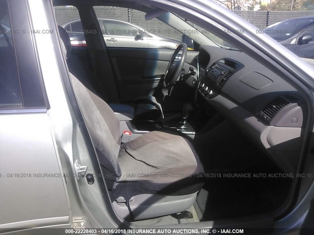 JTDBE32KX53036259 - 2005 TOYOTA CAMRY LE/XLE/SE ვერცხლისფერი ფოტო 5